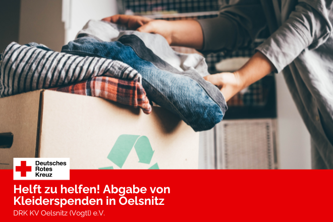 Ein Karton ist zu sehen in dem aussortierte Kleidung eingeräumt wird.