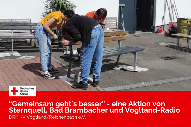 Helfer räumen auf. Drei Personen räumen Müll weg.