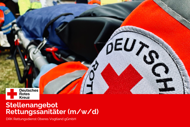 Das DRK Ärmelabzeichen ist zu sehen, dazu der Teil einer Rettungstrage