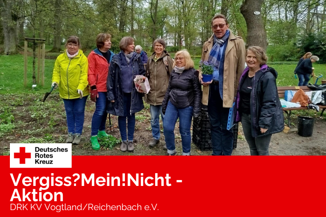 Teilnehmer*innen der Aktion Mensch stehen, im Rahmen der Vergiss?Mein!Nicht-Aktion im Stadtpark Reichenbach zusammen.