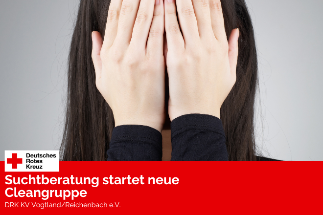 Ein Frau hält die Hände vor das Gesicht.