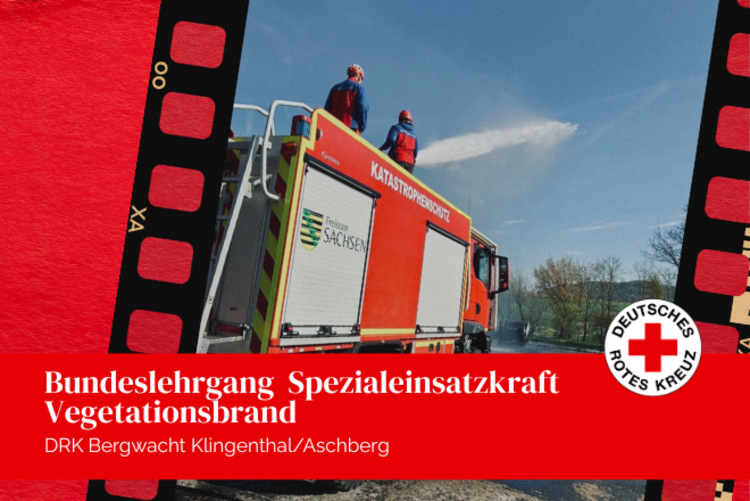 Zwei Kameraden der Bergwacht stehen auf einem Feuerwehrauto und löschen einen Wiesenbrand. Es handelt sich um eine Übung.