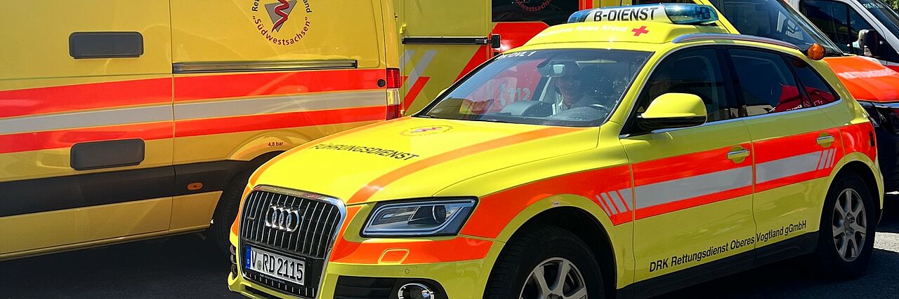 Audi Q5 in der typischen gelb-orangenen Farbgebung der Rettungsdienst Oberes Vogtland gGmbH