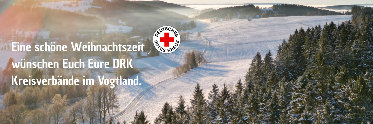 Verschneite Landschaft, Wiesen und Bäume aus der Drohnenperspektive