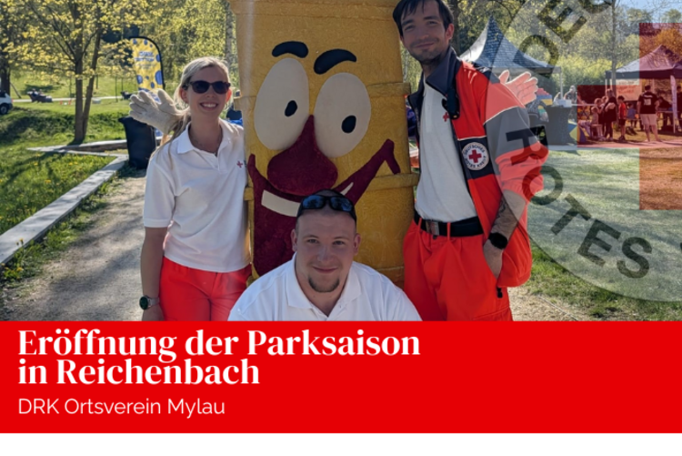 Die Mitglieder des DRK Ortsvereins Mylau stehen vor einem Maskottchen in Stiftform.