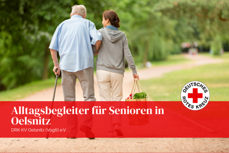 Ein Senior geht mit einer Alltagsbegleiterin durch einen Park auf einem Kiesweg. Sie trägt eine Tasche.