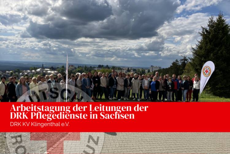 Die Landesleiter*innen stehen zum Gruppenfoto vor der Bergwacht in Schöneck.