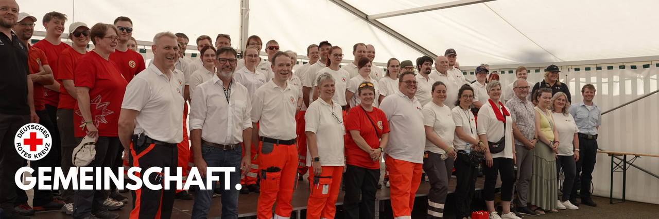 Gruppenfoto der Dozenten und Teinehmenden des DRK Sommercamps 2026
