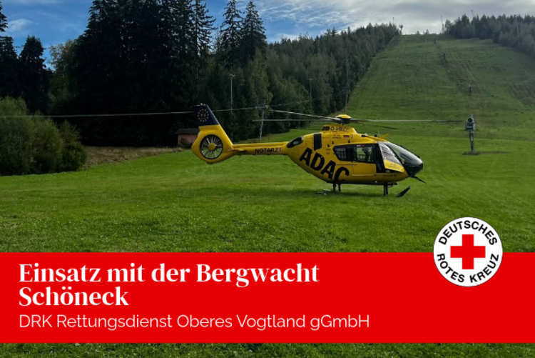 Der gelbe ADAC Rettungshubschrauber Christoph 46 steht am Skihang in Schöneck