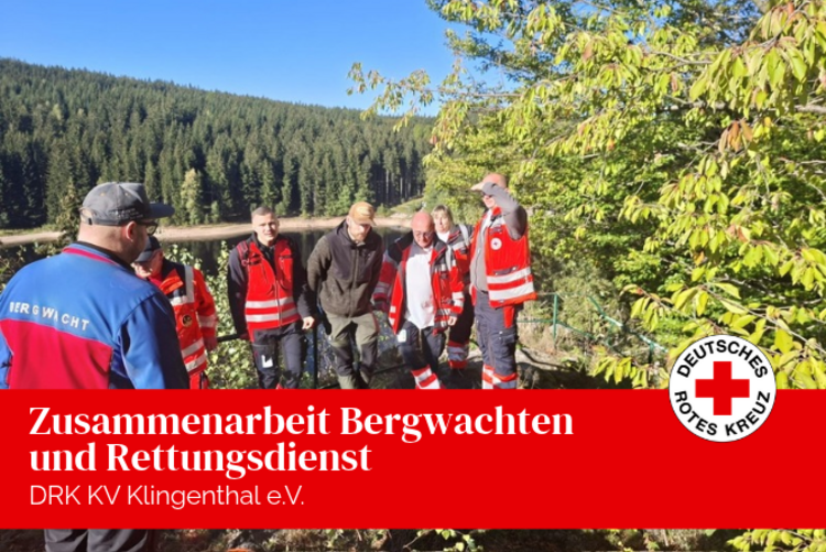 Mitarbeitende der Rettungswache Schöneck und der Bergwachten stehen an der Talsperre Sosa zur Abschlussbesprechung zusammen.