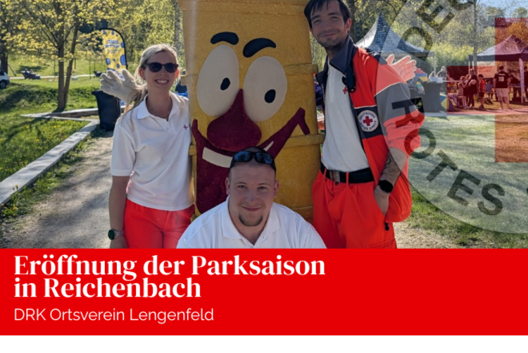 Die ehrenamtlichen Mitglieder des DRK Ortsvereins Lengenfeld stehen bei sonnigem Frühlingswetter vor einem gelben Maskottchen.