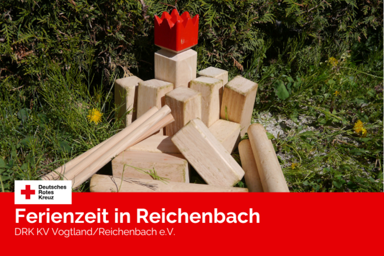 Holzspielzeug für Wikingerschach mit dem König in der Mitte. Er trägt eine rote Krone.