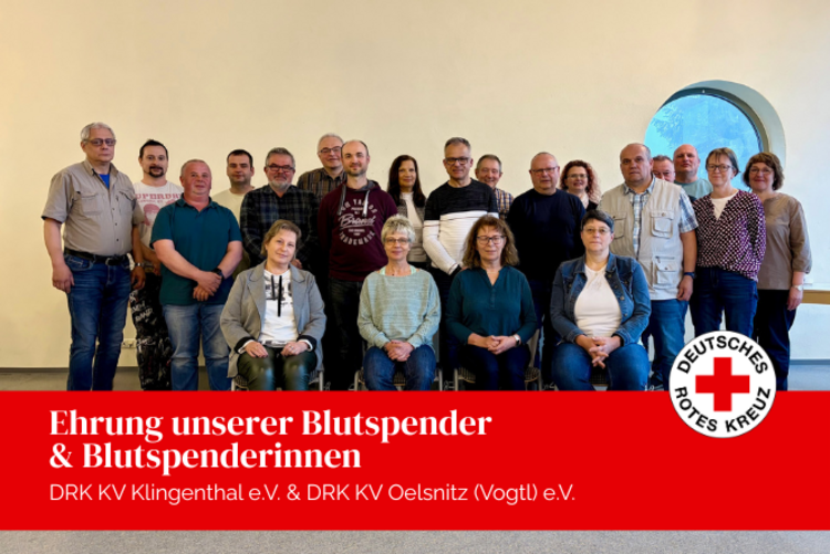 42 Blutspenderinnen und Blutspender wurden für ihr Engagement geehrt. Sie sitzen und stehen für ein Gruppenfoto zusammen.