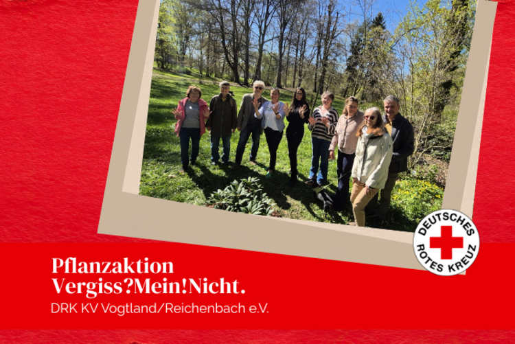 Gruppenfoto um den neugepflanzten Rhododenron.